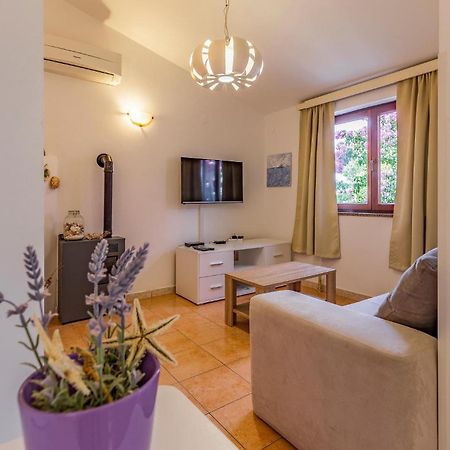 2 Bedroom Beautiful Apartment In Premantura Zewnętrze zdjęcie